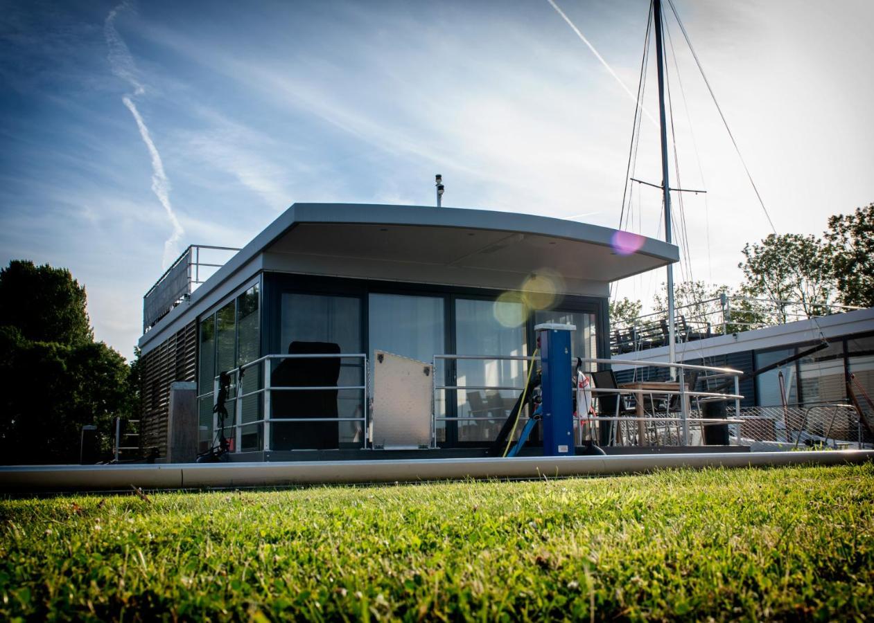 Welcome In - Houseboat 'Elysium' Met Eigen Aanlegsteiger Sneek - Offingawier Екстериор снимка