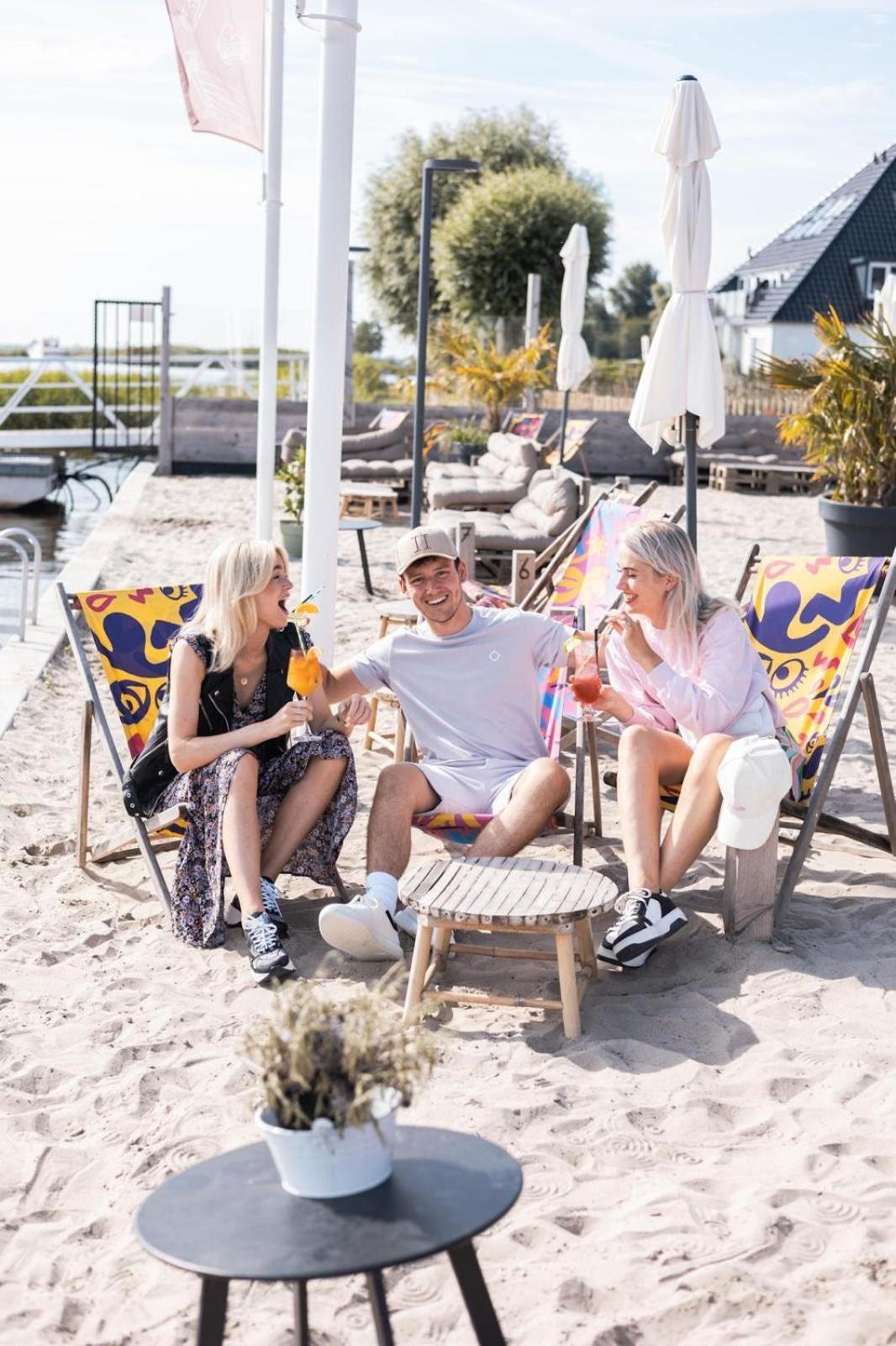 Welcome In - Houseboat 'Elysium' Met Eigen Aanlegsteiger Sneek - Offingawier Екстериор снимка